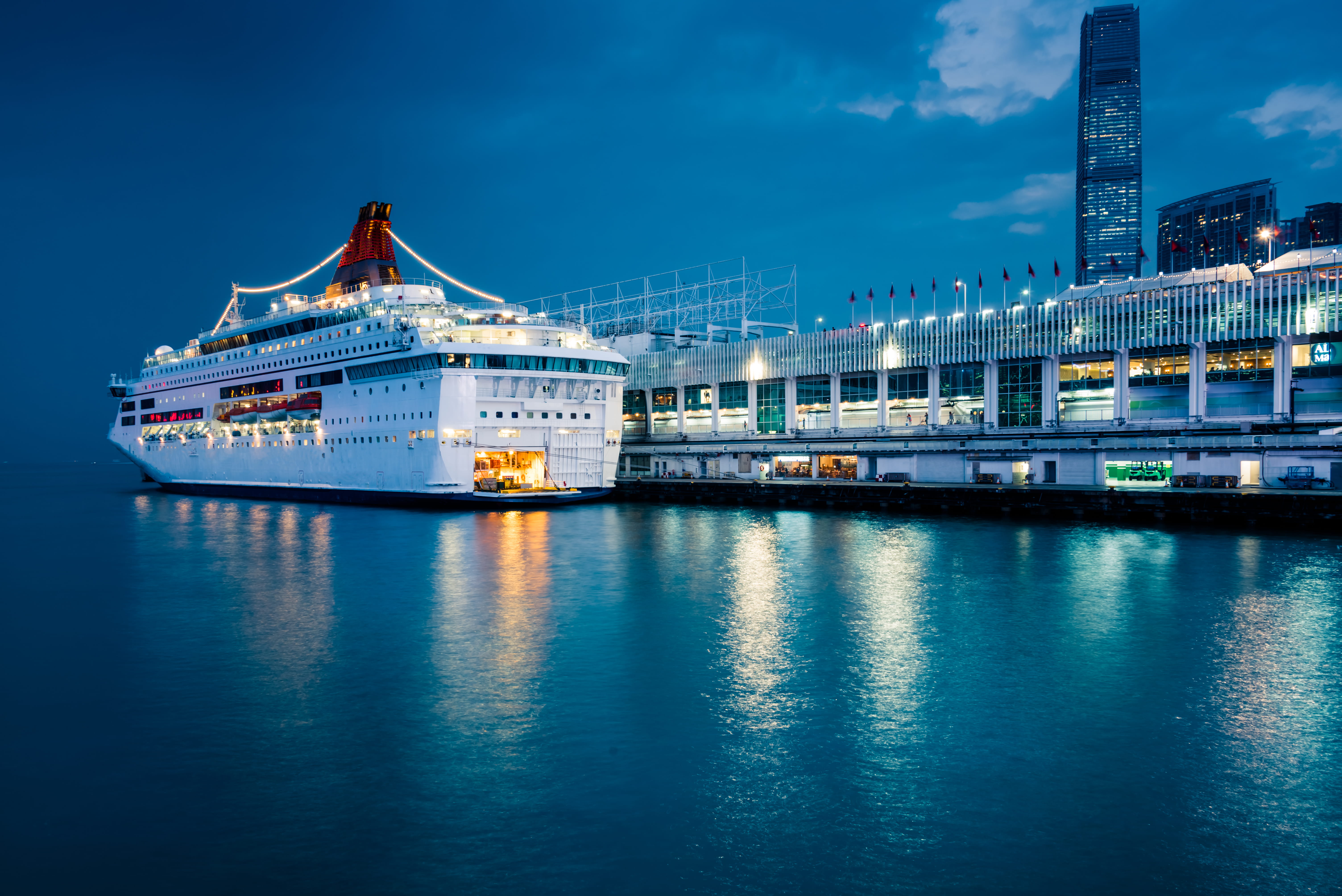 Map showing popular Arabian Gulf cruise routes from Dubai visiting Doha, Bahrain, Abu Dhabi and Muscat